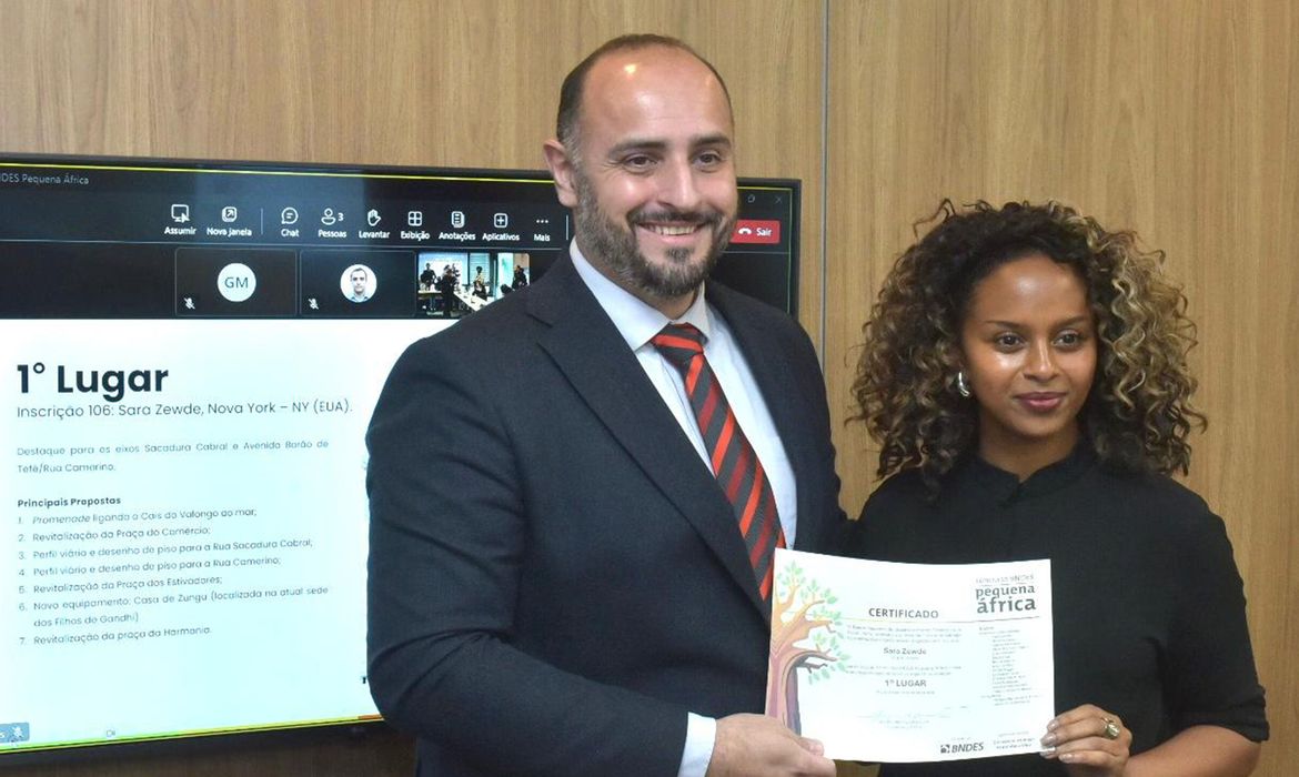 Rio de Janeiro (DF) 26/06/2025 - Arquitetos negros são escolhidos para intervenções na Pequena África. Sara Zewde recebe o certificado das mãos de Leonardo Campos, gerente do BNDES. Foto: André Telles/BNDES