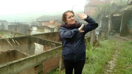 Auxiliar de enfermagem Heloisa Iglesias mostra como o deslizamento em Petrópolis destruiu sua casa em 2022