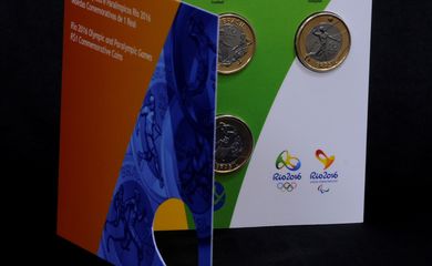 Cartela com moedas de circulação comemorativas de futebol, voleibol, atletismo paralímpico e judô