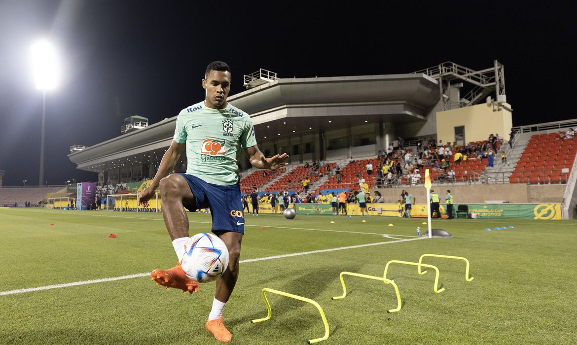 Alex Sandro - lateral-esquerdo - seleção brasileira - treino - Catar 2022  - 06-12 Treino da Seleção Brasileira no CT em Doha. 