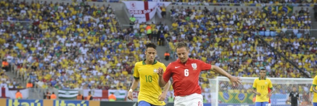 Time inglês saiu atrás, empatou e chegou a virar a partida. Brasil empatou no segundo tempo, com gol de Paulinho.
