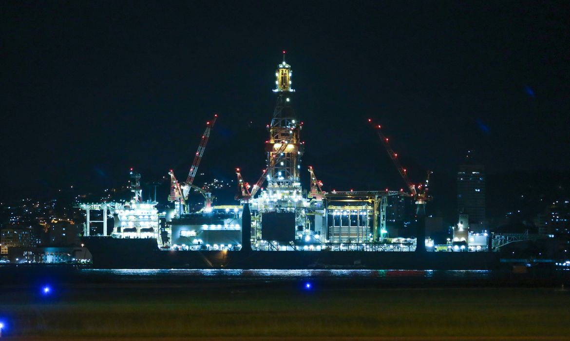 RIO DE JANEIRO-RJ 22/02/2018 - Plataforma de extração de petróleo estacionada em frente ao aeroporto Santos Dumont. Foto: Saulo Cruz/MME