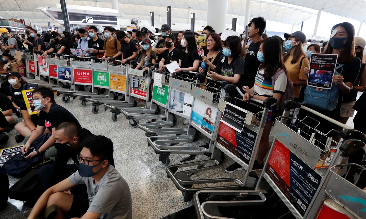 Em clima tenso, aeroporto de Hong Kong é reaberto após protestos. 