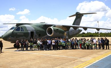 O presidente Jair Bolsonaro participa de cerimônia de recepção aos brasileiros e estrangeiros provenientes da Ucrânia, na Base Aérea de Brasília.