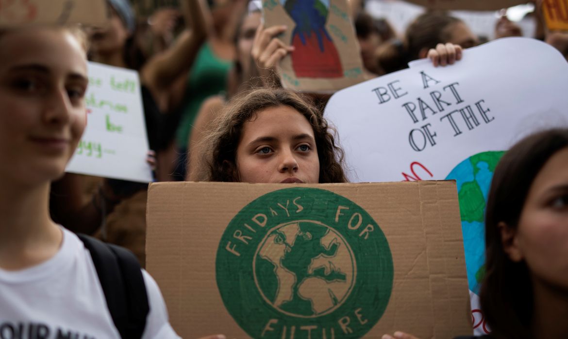Um estudante grego tem um cartaz durante um comício da Greve Global pelo Clima do movimento sextas-feiras para o futuro em Atenas, Grécia, em 20 de setembro de 2019. REUTERS / Alkis Konstantinidis