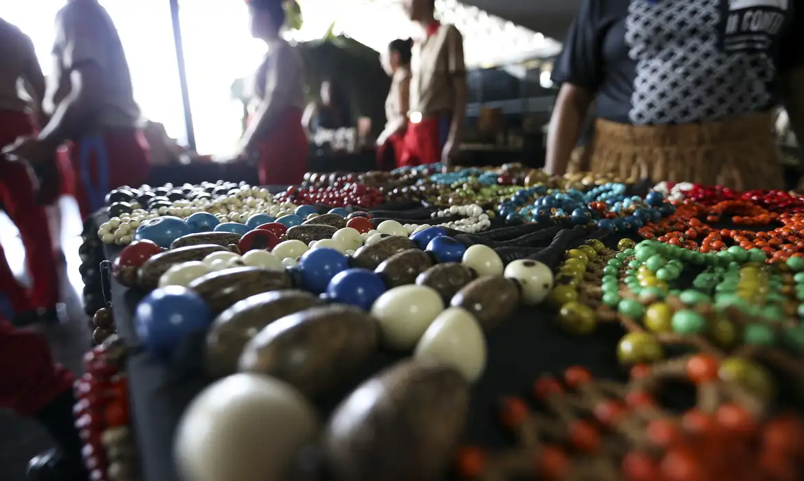 Brasília - Feira de artesanato durante a abertura da Semana do Índio, no Ministério da Justiça (Marcelo Camargo/Agência Brasil)