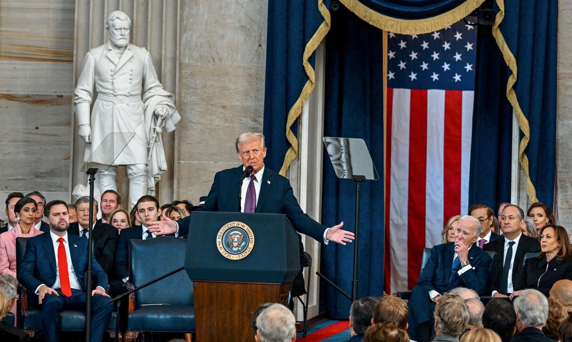 U.S. President Donald J. Trump speaks after being sworn in during the inauguration of Donald Trump as the 47th president of the United States takes place inside the Capitol Rotunda of the U.S. Capitol building in Washington, D.C., Monday, January 20, 2025. It is the 60th U.S. presidential inauguration and the second non-consecutive inauguration of Trump as U.S. president. Kenny Holston/Pool via REUTERS/Proibida reprodução