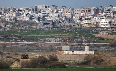 Novos bombardeios israelenses em Gaza deixam centenas de mortos