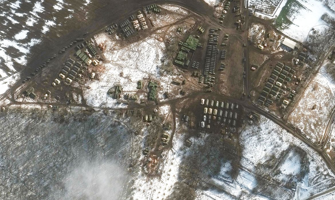 Uma imagem de satélite mostra uma nova implantação, apoio material e tropas, perto de Belgorod, Rússia,