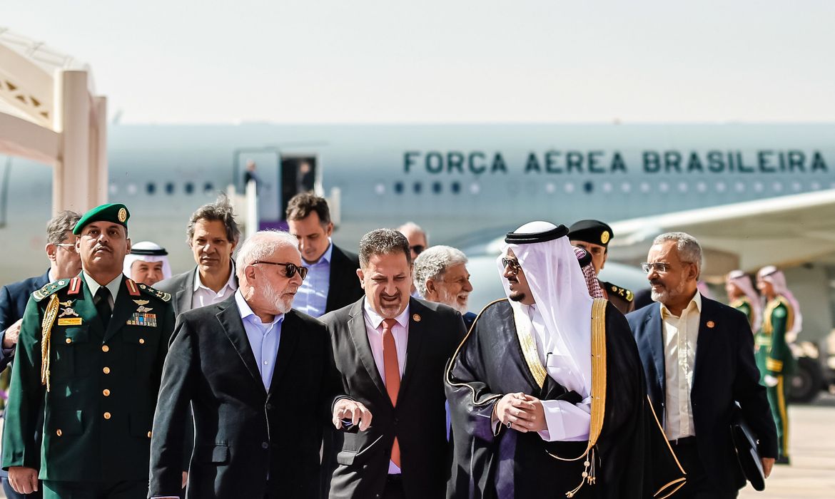 Riade, Arábia Saudita, 28.11.2023 - Presidente da República, Luiz Inácio Lula da Silva, desembarca em Riade, Arábia Saudita. Foto: Ricardo Stuckert/PR