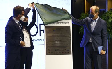 O embaixador da Alemanha, Heiko Thoms, a secretária-geral da Organização do Tratado de Cooperação Amazônica, Alexandra Moreira, e o diretor do KFW no Brasil, Martin Schroeder, durante o lançamento do Observatório Regional Amazônico (ORA).
