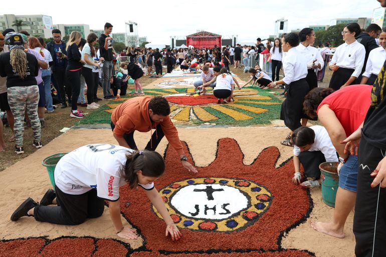 Brasília - 19/06/2025 - Arquidiocese de Brasília celebra o dia de Corpus Christi.  Montagem do tapete no gramado central da Esplanada dos Ministérios. Foto Antônio Cruz/ Agência Brasil.
