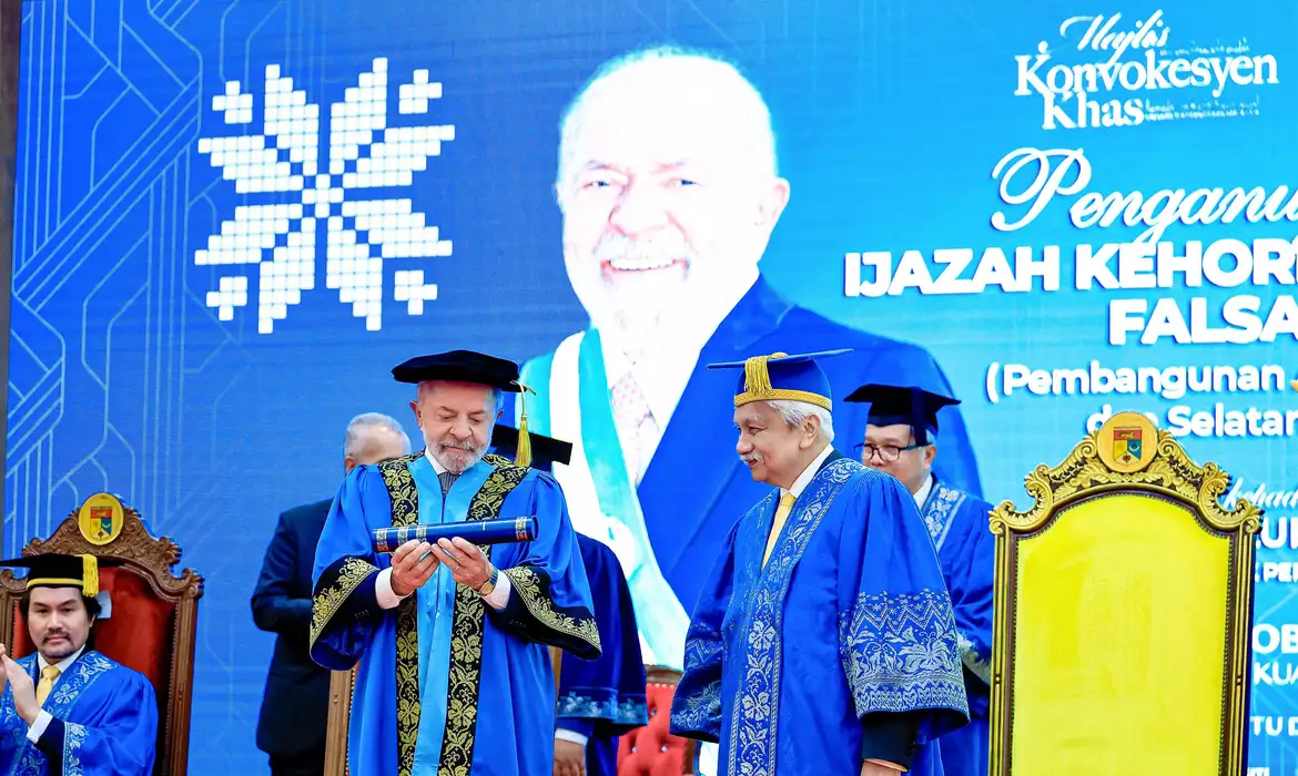 Lula recebe ttulo Honoris Causa e critica concentrao de renda
