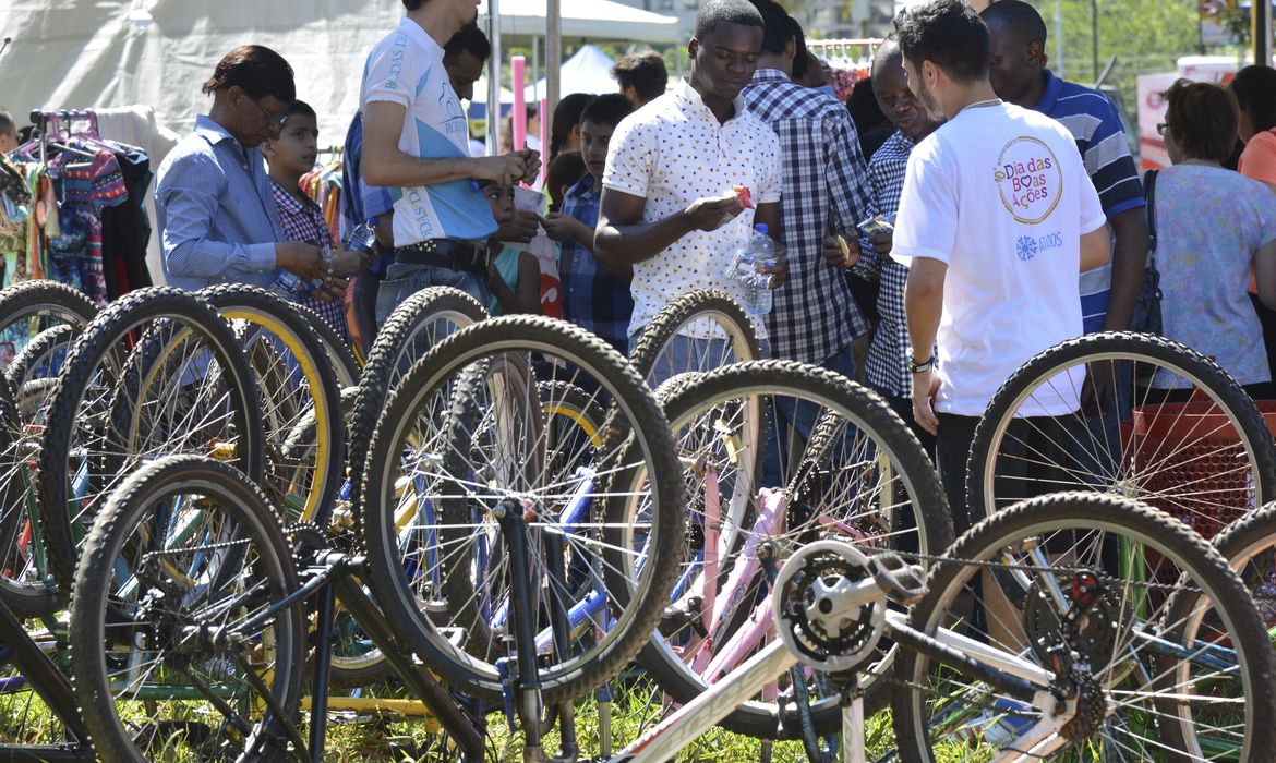 Brasília - A organização não governamental Rodas da Paz doa bicicletas a refugiado de varios países (Antonio Cruz/Agência Brasil)