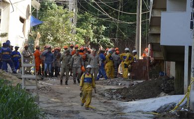 Equipes que atuam na busca e resgate de pessoas após o desabamento dos dois prédios na comunidade da Muzema, continuam as buscas