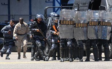 Rio de Janeiro - Policiais haitianos vem ao Rio conhecer programa das UPPs e assitem demonstração tática da tropa de choque(Tomaz Silva/Agência Brasil)