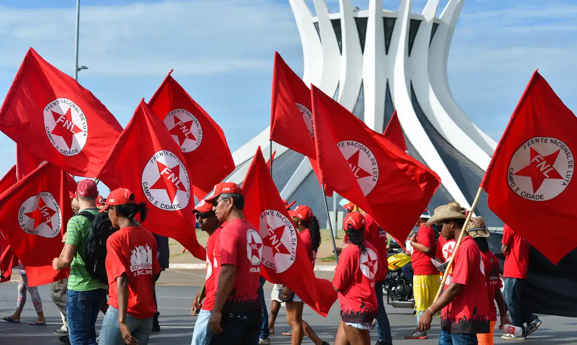 Integrantes da Frente Nacional de Luta Campo e Cidade, se reúnem em Brasília para uma mobilização em defesa da reforma agrária e contra a PEC 215 (Antonio Cruz/Agência Brasil)
