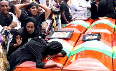Caixões com um incenso durante a cerimônia de sepultamento das vítimas do desastre Ethiopian Airlines ET 302 na Igreja Ortodoxa da Santíssima Trindade, em Addis Abeba