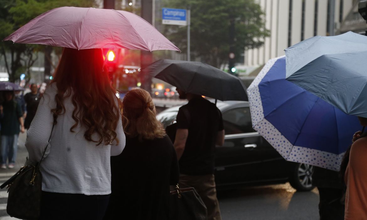 São Paulo (SP), 18/10/2024 -  Chuva leve no final da tarde de sexta-feira (18) na avenida Paulista. Foto: Paulo Pinto/Agência Brasil