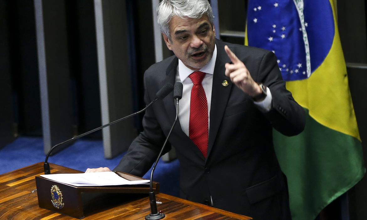 Brasília - O senador Humberto Costa fala durante encaminhamento de votação do processo de impeachment de Dilma Rousseff no plenário do Senado (Marcelo Camargo/Agência Brasil)