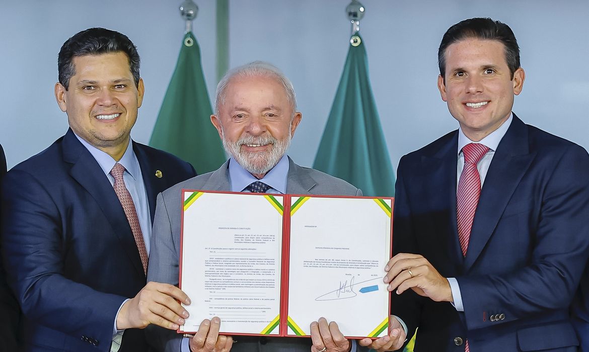 Brasília (DF), 23/04/2025 - Presidente do Senado, Senador Davi Alcolumbre, Presidente da República, Luiz Inácio Lula da Silva, Presidente da Câmara, Hugo Motta durante entrega da PEC da Segurança Pública, no Palácio do Planalto. Foto: Ricardo Stuckert/PR