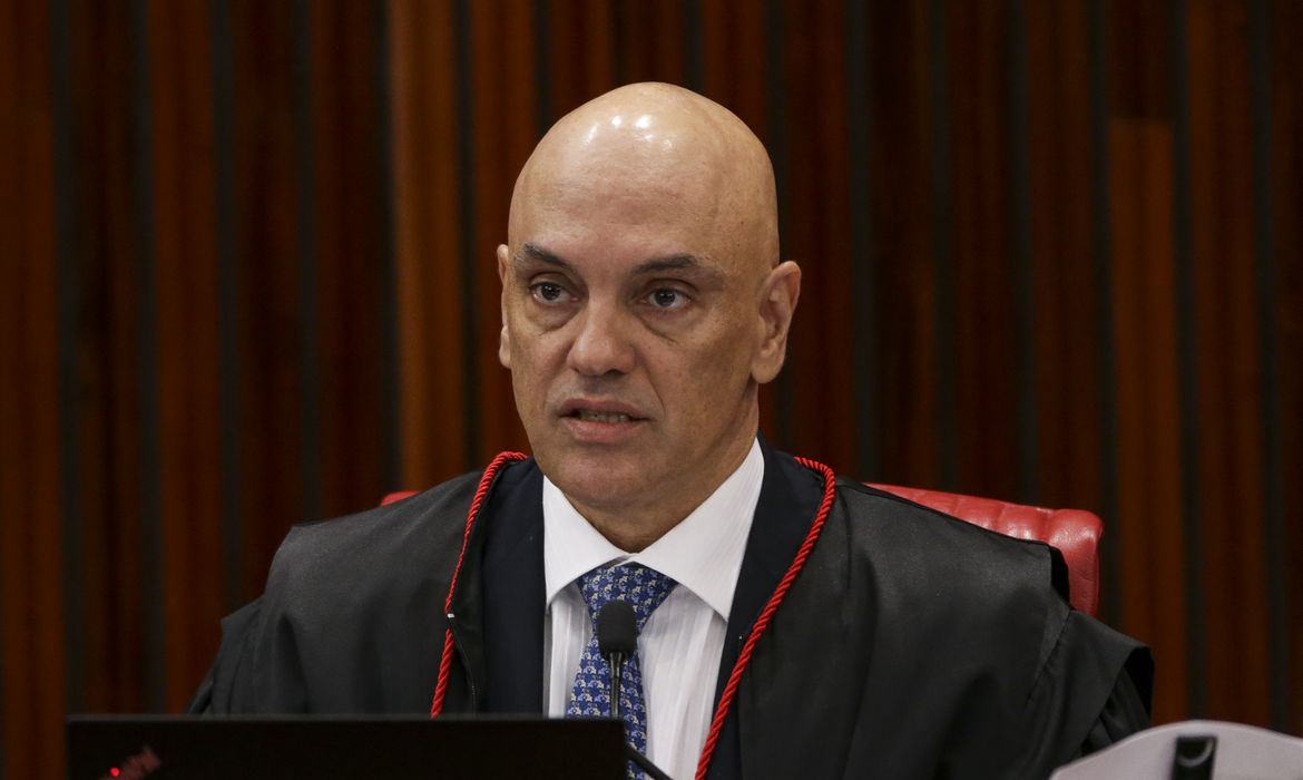 Brasília (DF), 30/06/2023 - O presidente do Tribunal Superior Eleitoral (TSE), Alexandre de Moraes, durante sessão que retoma o julgamento da ação (Aije nº 0600814-85) que pede a inelegibilidade de Jair Bolsonaro e de Walter Braga Netto, candidatos à Presidência da República nas Eleições 2022. Foto: Marcelo Camargo/Agência Brasil