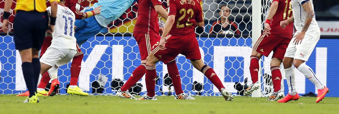 Casillas se estica mas não consegue defender o chute de Charles Aranguiz ampliou o placar para o Chile marcando o segundo gol ainda no primeiro tempo