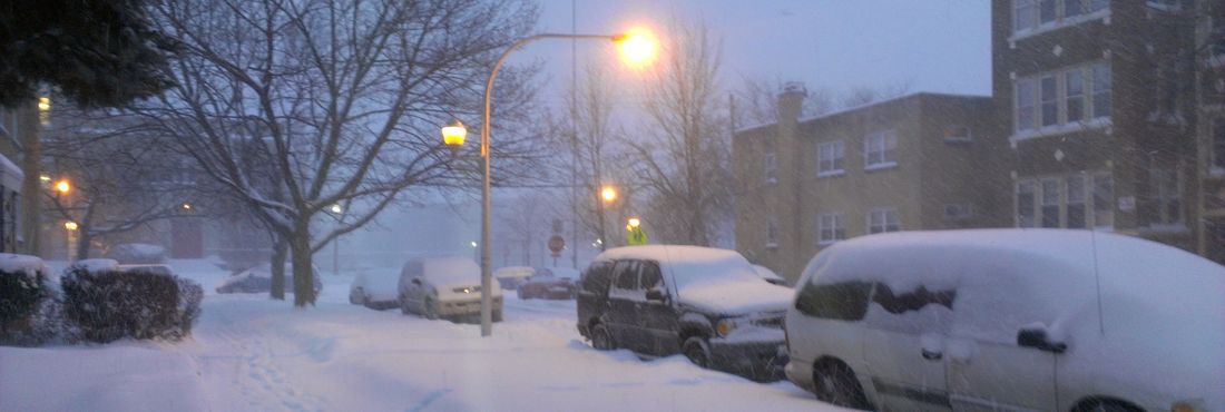Estados Unidos se preparam para onda de frio. Na foto, uma rua de Chicago encoberta pela neve.