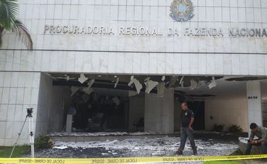 Explosão de caixa eletrônico destrói a frente da sede da Procuradoria Regional da Fazenda Nacional no Recife