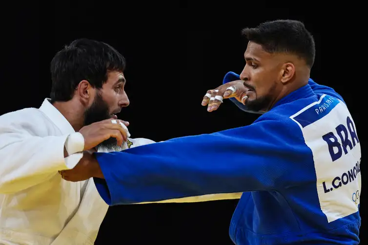 2024.07.31 - Jogos Olímpicos Paris 2024 - Judô masculino - Leonardo Gonçalves (kimono azul) enfrenta Dzhafar Kostoev, atleta dos Emirados Árabes Unidos. - Foto: Miriam Jeske/COB