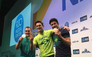 Rio de Janeiro – Ginastas Arthur Zanetti, Diego Hypólito e Arthur Nory exibem medalhas conquistadas nos Jogos Olímpicos do Rio (Cristina Índio do Brasil/Agência Brasil)