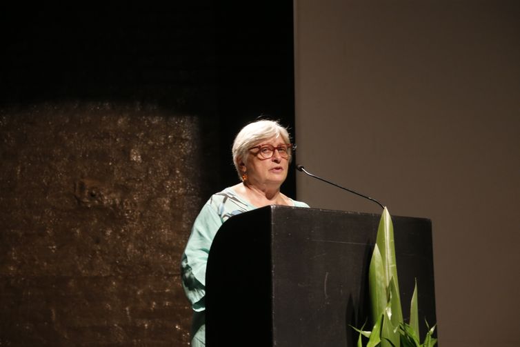 São Paulo (SP), 27/11/2024 - Diretora da Cinemateca, Dora Mourão, apresenta o projeto de preservação do maior acervo cinematográfico sobre o futebol brasileiro, com registros de jogos históricos e da vida social e cultural brasileira produzidos no período de 1959 a 1986. O Canal 100 faz parte da memória afetiva tanto dos cinéfilos quanto dos amantes do futebol, além de ter sido um pioneiro do cine jornal no brasil, nos anos de 1959 a 1986.Foto: Paulo Pinto/Agência Brasil