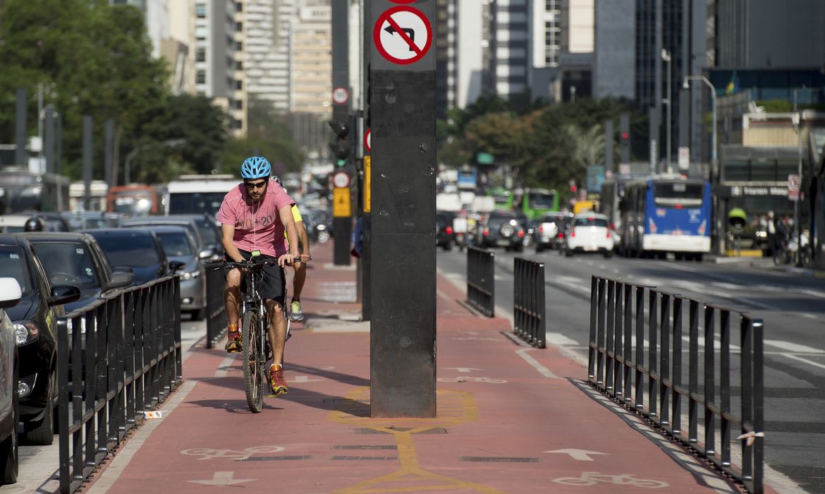 Com 2,7 quilômetros de extensão e ligação com 11 outras ciclovias, a ciclovia da Avenida Paulista permite que o ciclista percorra vias exclusivas da Zona Oeste até a Zona Sul da cidade (Marcelo Camargo/Agência Brasil)