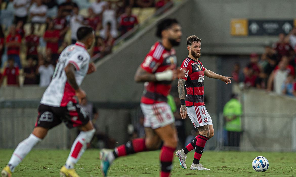 Libertadores: Paulinho decide e Atlético-MG vence para continuar vivo