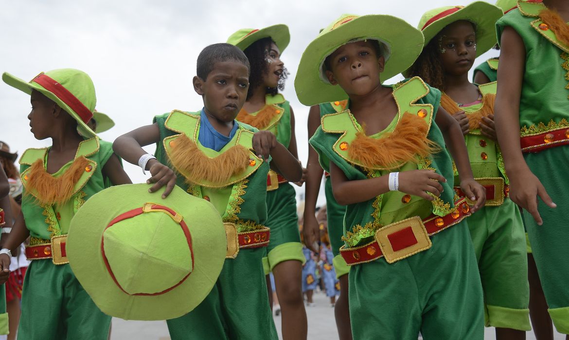 Rio de Janeiro - A escola de samba Tijuquinha do Borel, durante desfile das Escolas de Samba Mirins na Sapucaí. (Foto: Tânia Rêgo/Agência Brasil)