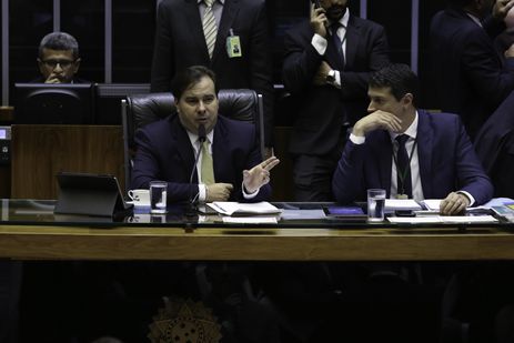 Presidente da Câmara dos Deputados, Rodrigo Maia, durante sessão para votação do Projeto de Lei Complementar (PLP) 441/17, do Senado, que torna obrigatória a participação de pessoas físicas e jurídicas no chamado cadastro positivo.