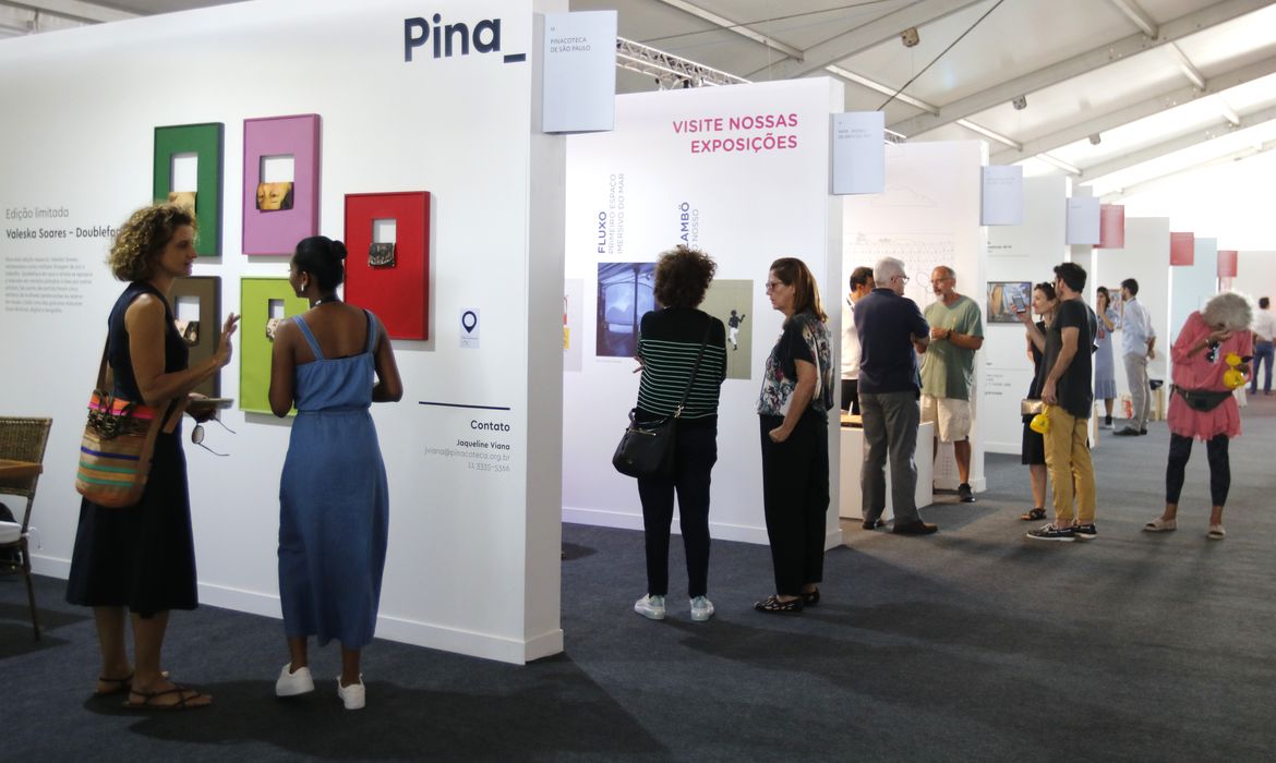  A feira ArtRio na Marina da Glória, mais do que uma feira de reconhecimento internacional, uma grande plataforma de arte, com atividades e projetos que acontecem ao longo de todo o ano para a difusão do conceito de arte no país.