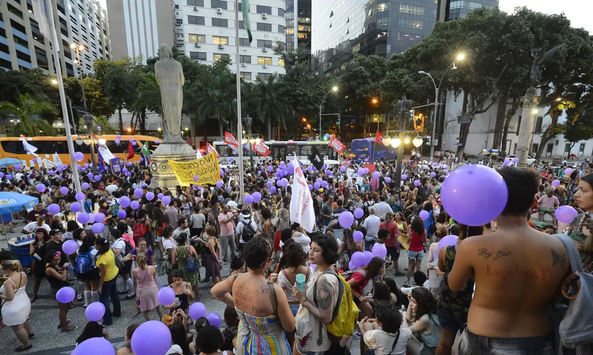 Rio de Janeiro - Mulheres defendem legalização do aborto e protestam contra CPI na escadaria da Assembléia Legislativa (Fernando Frazão/Agência Brasil)