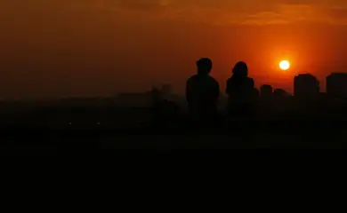 São Paulo (SP), 11/09/2024 - Final de tarde visto desde a Praça do Pôr do Sol mostra céu laranjado devido a poluição do ar. Foto: Paulo Pinto/Agência Brasil