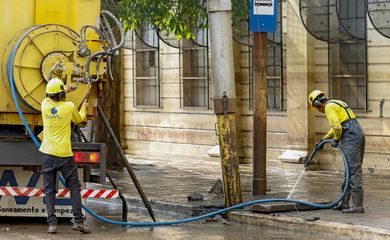 Porto Alegre (RS), 23/06/2024 - Funcionários fazem limpeza de rua após enchente que atingiu toda a cidade. Foto: Bruno Peres/Agência Brasil