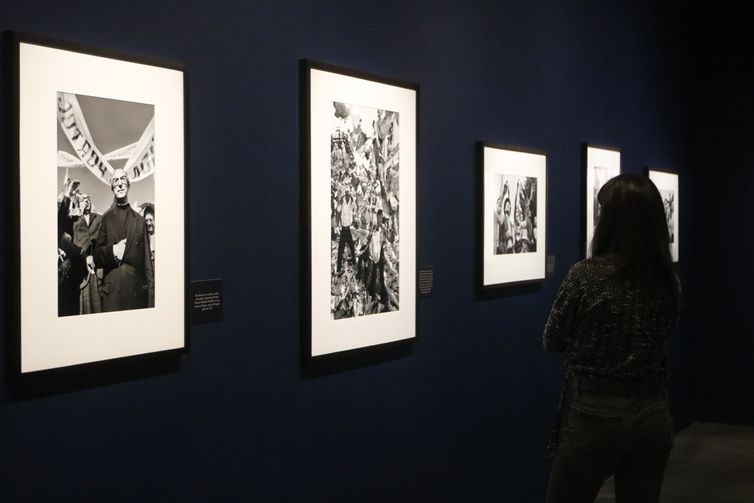 São Paulo (SP), 09/05/2024 - Mostra 50 anos da Revolução dos Cravos em Portugal, as primeiras fotografias de Sebastião Salgado, com curadoria de Lélia Wanick Salgado, no Museu da Imagem e do Som - MIS. Foto: Rovena Rosa/Agência Brasil