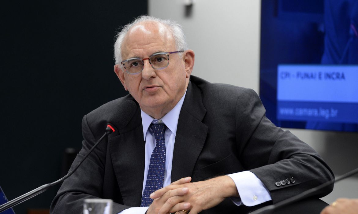 Brasília - Ex-ministro da Justiça e da Defesa, o jurista Nelson Jobim participa de sessão da CPI da Funai e do Incra    (Valter Campanato/Agência Brasil)