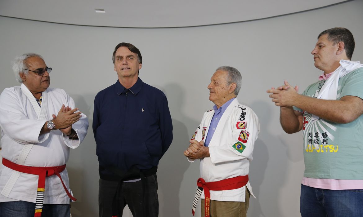 O candidato à presidencia da República Jair Bolsonaro (PSL) concede entrevista ao receber faixa preta de jiu-jitsu em homenagem de lutadores, no bairro Jardim Botânico.
