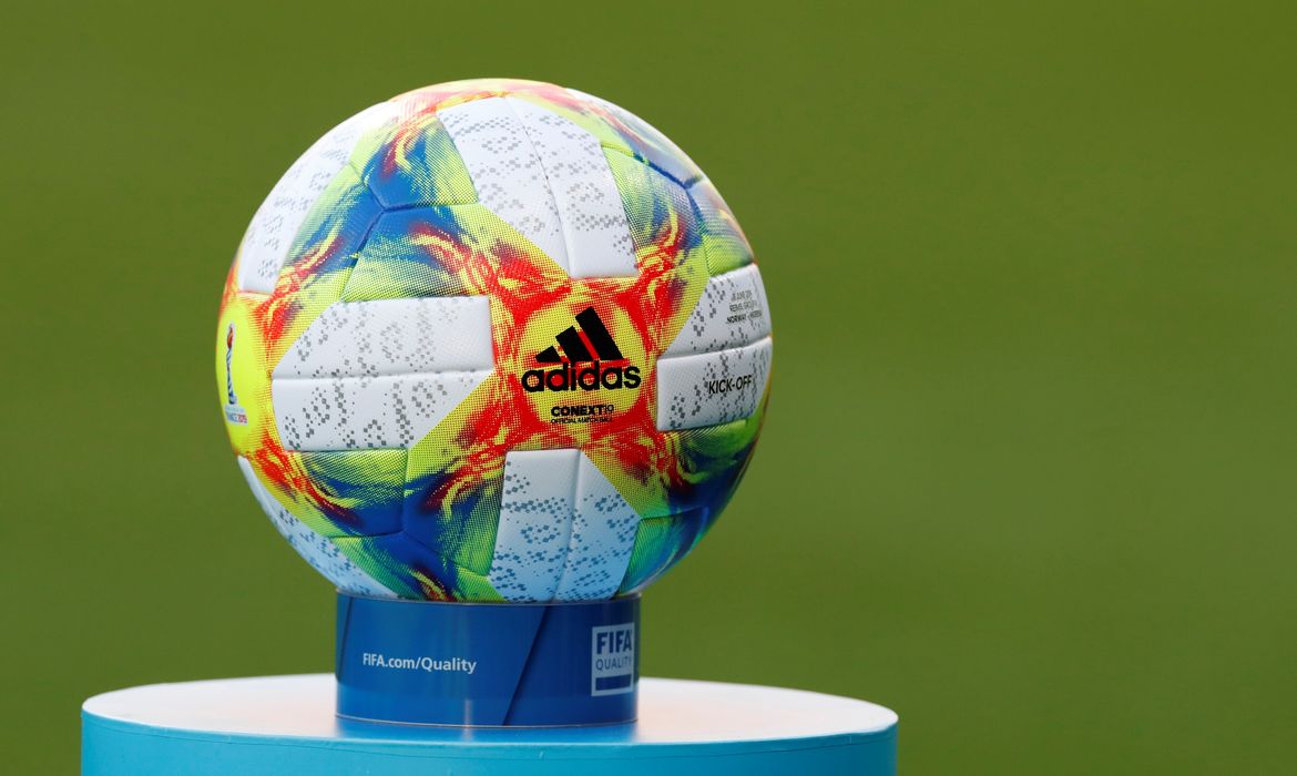 Futebol: ex-árbitro da FIFA aprova mudança de regra de 'bola na