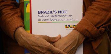 Ministra Marina Silva carrega cópia da nova NDC do Brasil
