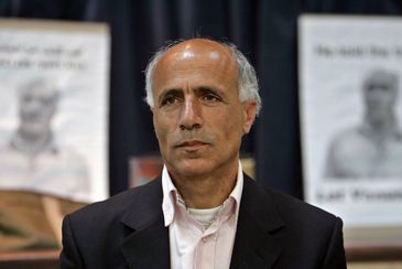 REUTERS/Ammar Awad/Proibida reprodução Israeli nuclear whistleblower Mordechai Vanunu speaks during a meeting with a delegation of activists from the International Campaign to Free Vanunu, in the eastern part of Jerusalem April 18, 2005. Vanunu went on trial on Tuesday accused of violating terms of his release from prison by talking to foreign reporters and trying to visit the West Bank. Vanunu, 50, was released last April after serving an 18-year term for spilling secrets about the Dimona nuclear reactor to a British newspaper. REUTERS/Ammar Awad OP/VP