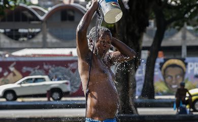  Uma forte onda de calor atinge o Rio de Janeiro e Cariocas se refrescam na Avenida Presidente Vargas.