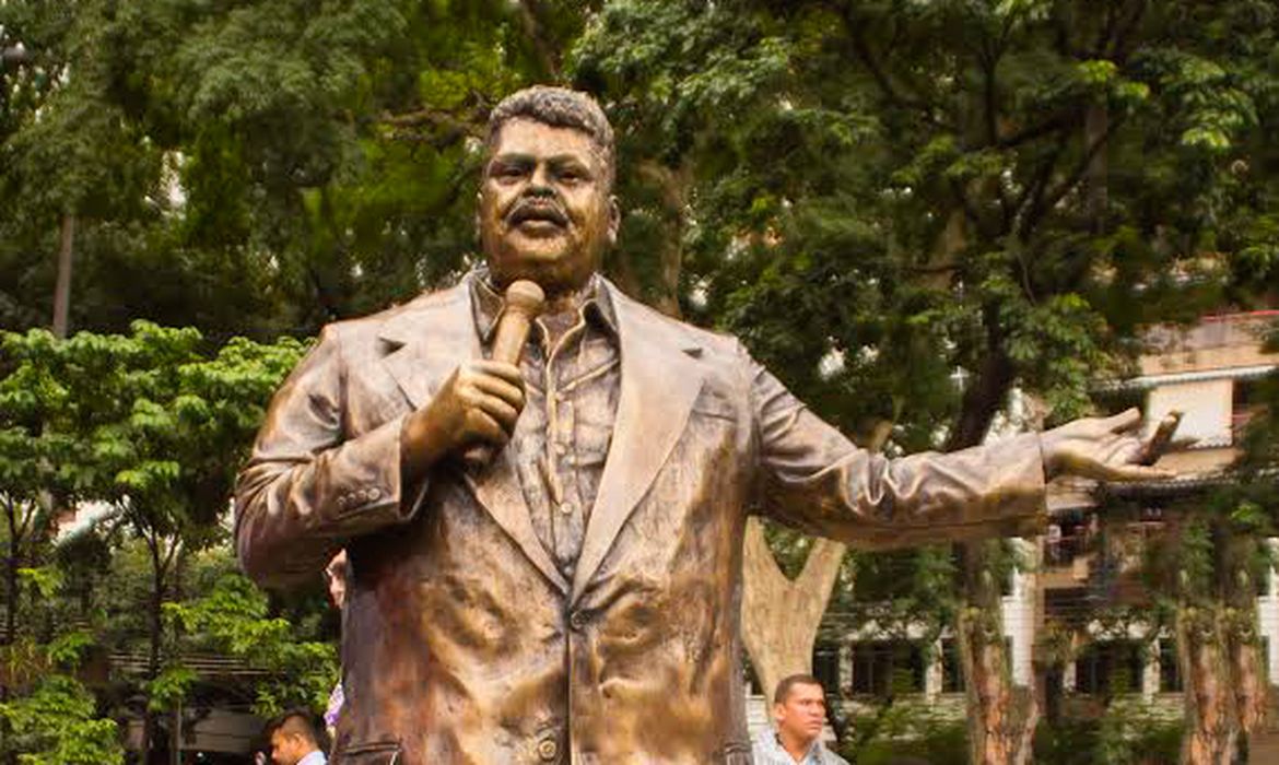 Escultura de Tim Maia é inagurada na Praça Afonso Pena, na Tijuca