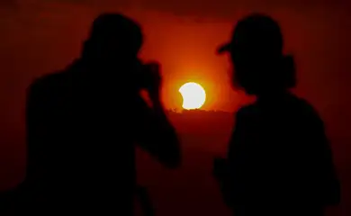 São Paulo (SP) - 26/12/2024 - 100 fotos melhores de 2024, retrospectiva - Foto feita em 02/10/2024 - Eclipse parcial do Sol visto desde a Praça do Por do Sol Foto: Paulo Pinto/Agência Brasil