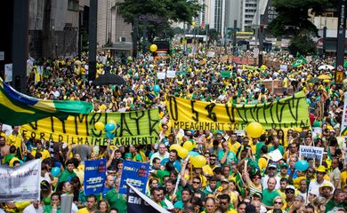 Manifestantes realizam ato contra a corrupção e contra o governo na Avenida Paulista ( Marcelo Camargo/Agência Brasil)